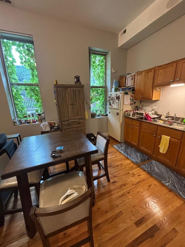 Building Photo - 2002 W Chicago Ave