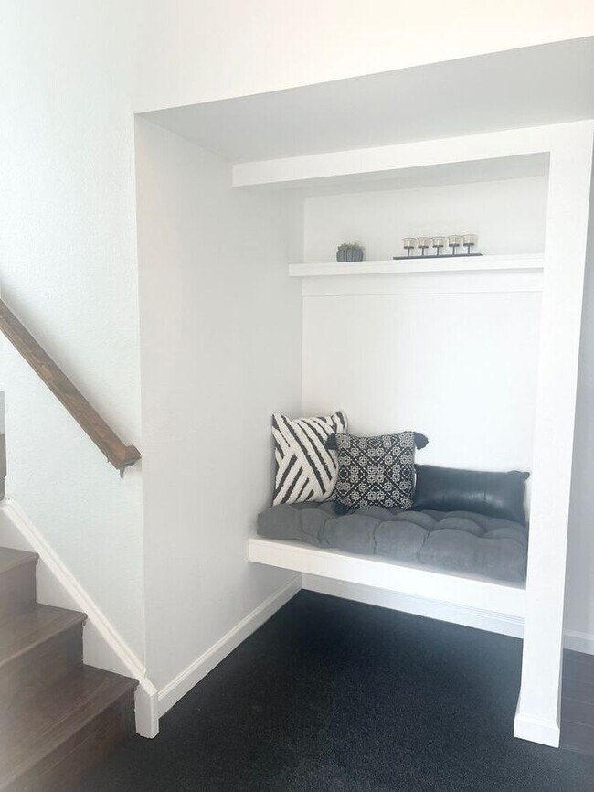 Building Photo - Beautifully Updated Modern Farmhouse 3 bed...