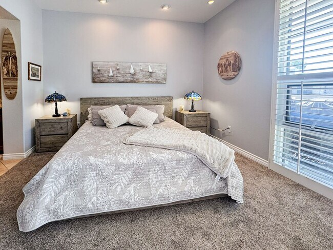 Building Photo - Beautiful Furnished 1 Bedroom, 1.5 Bath Condo with Harbor Views - Flexible Lease!