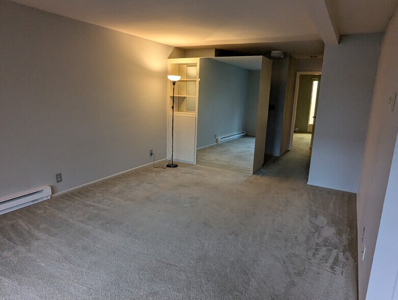 Building Photo - 922 100th Ave NE