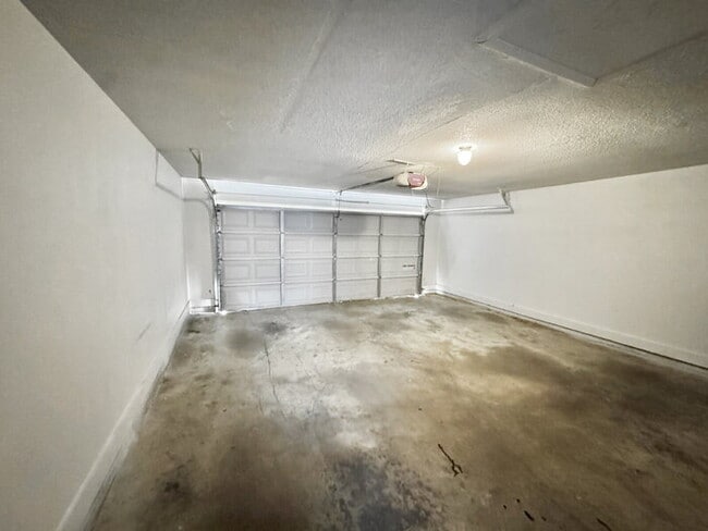 Building Photo - 6416 Valley Oak Dr