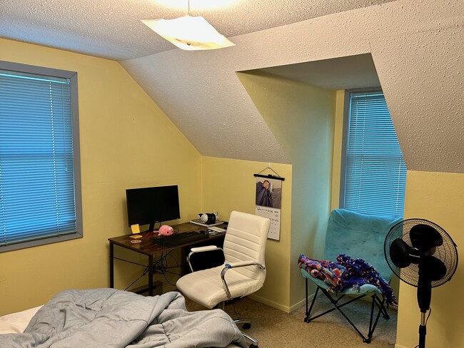 Bedroom fits queen size bed - 1902 Kent W Rd