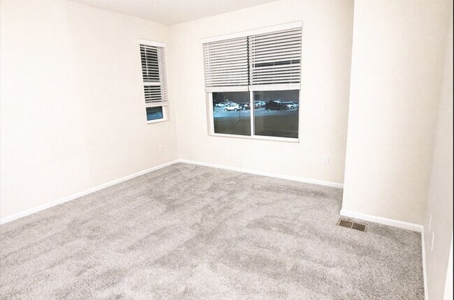 Building Photo - Long Realty & Property Management - 3 Bedroom Townhome in Aurora Highlands