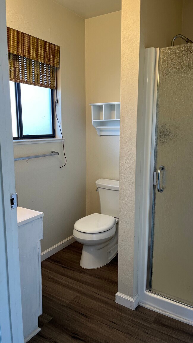 Building Photo - 12003 Lakeshore S