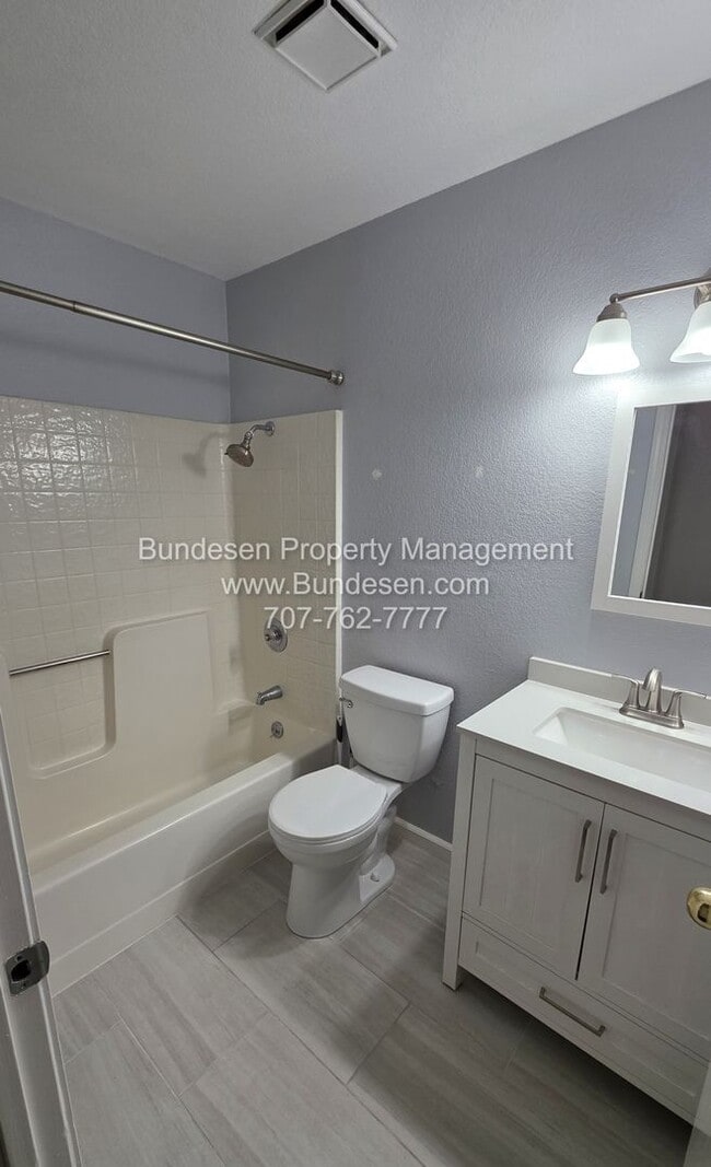 Building Photo - Charming and spacious 3 bedroom, 2 bath si...