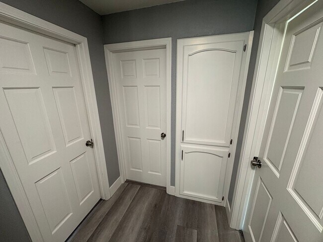 Building Photo - Solar equipped Lemoore home Available Now!