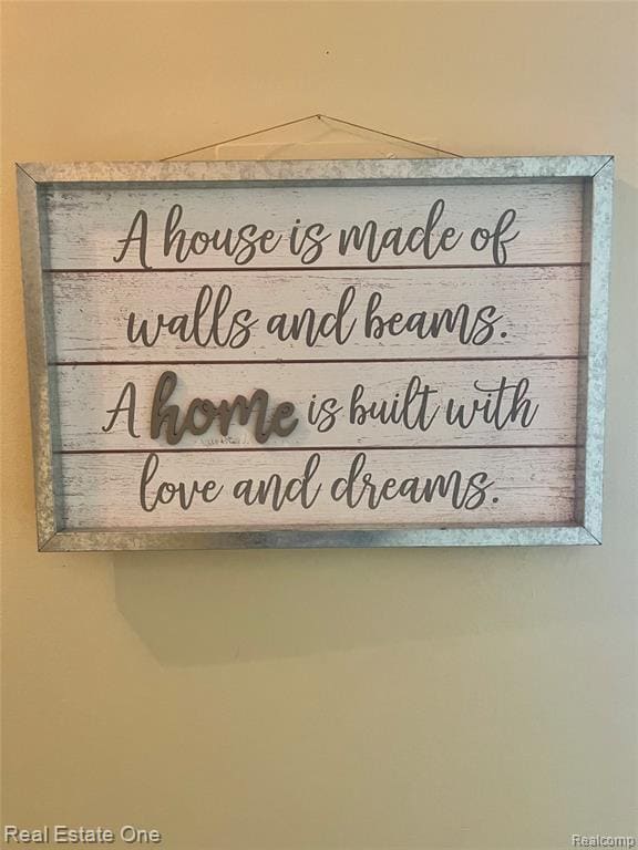 Building Photo - 688 E Fox Hills Dr