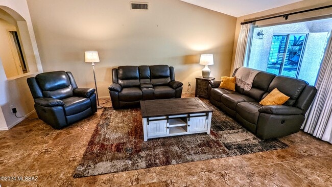 Building Photo - 38135 S Rolling Hills Dr