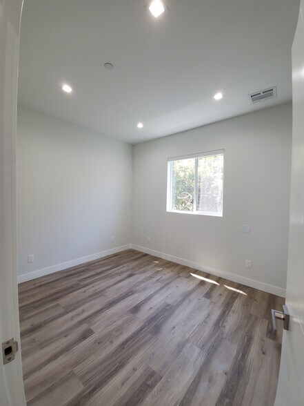 Building Photo - 2337 S Crenshaw Blvd