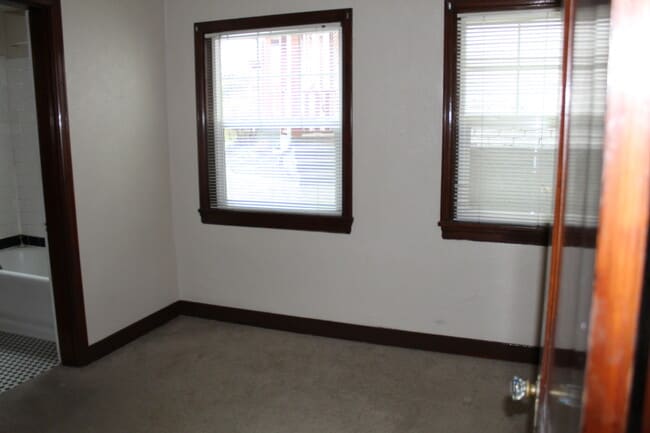 Building Photo - 511 Crater Lake Pkwy