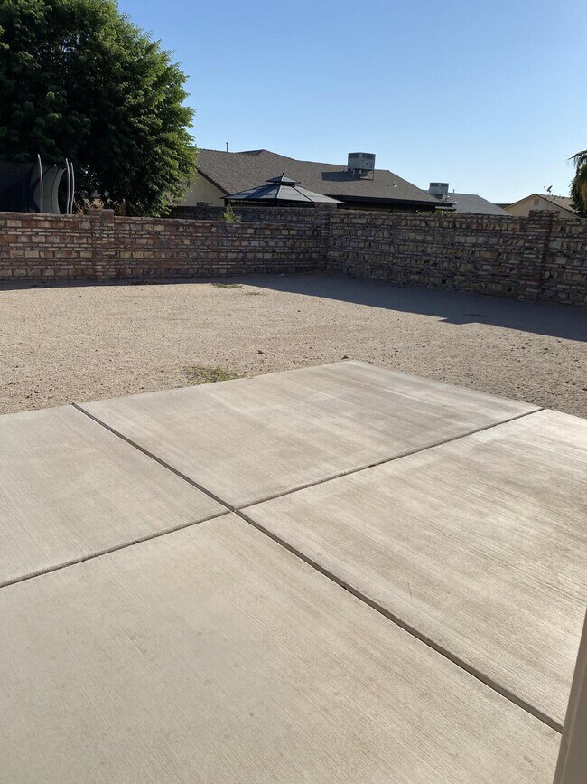 Building Photo - "Well-Kept 3 Bedroom 2 bathroom Villa Chap...