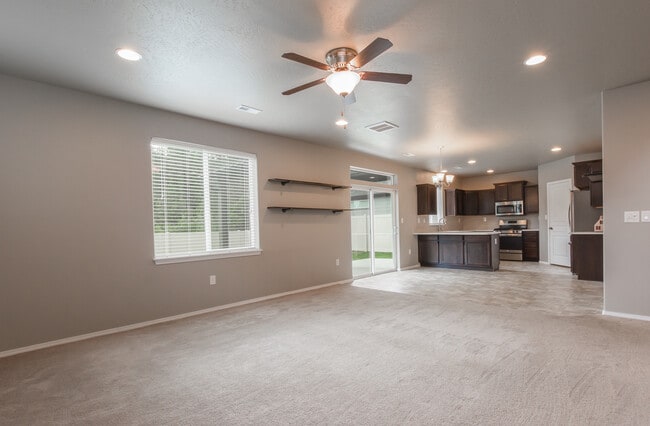 Building Photo - Beautiful 4 Bedroom 2.5 Bath River Run Home