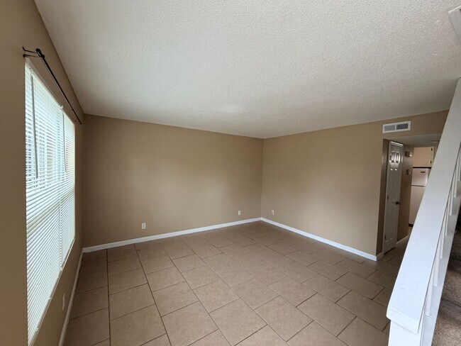 Building Photo - Nice Townhome Located in Adel