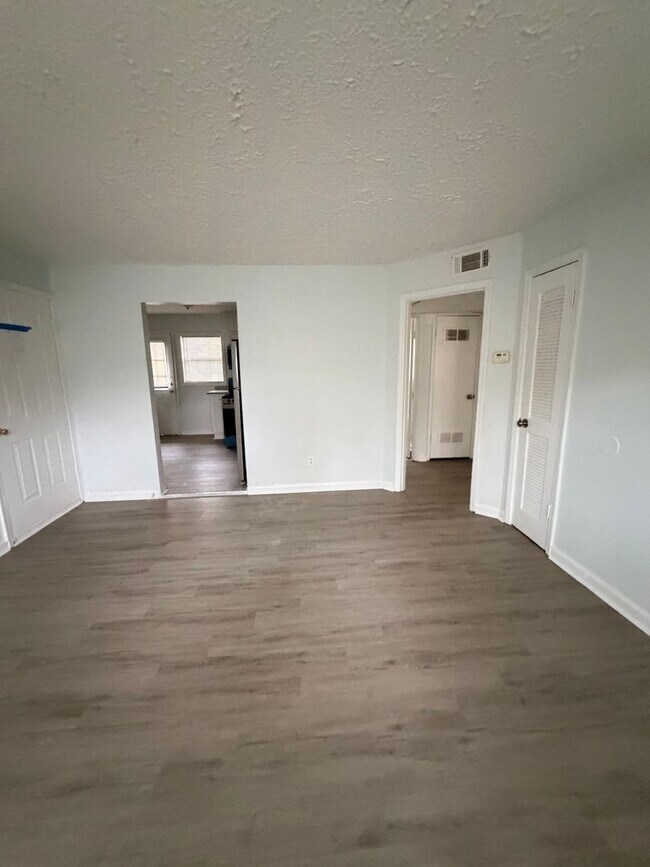 Building Photo - Dodson Courtyard Apartments – Where Comfort and Convenience Meet