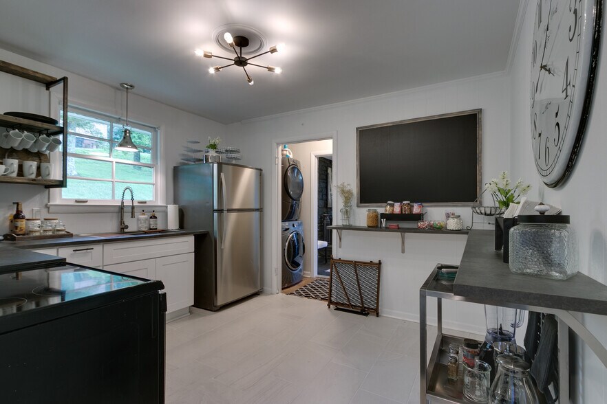 Building Photo - 101 Carnavon Pky