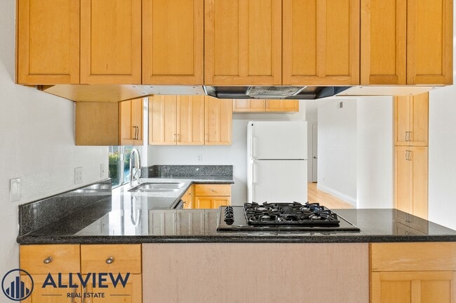 Building Photo - Renovated 2 Bedroom, 1 Bathroom Available ...