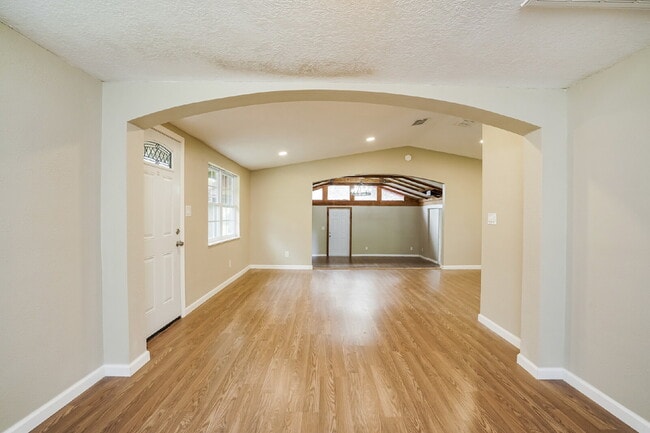 Building Photo - "Charming 3-Bed Sanctuary with Scenic Views in Floral City - 1608 Sq Ft of Comfort!"