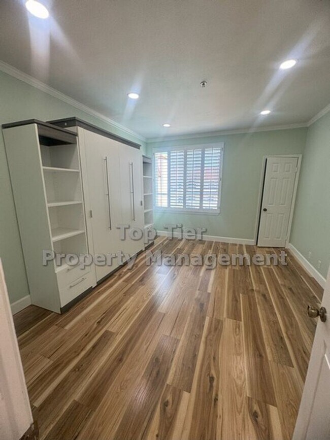 Building Photo - Upgraded Top-Floor 2 bed/ 2 bath with Pool...