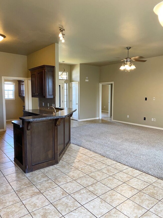 Building Photo - Beautiful Home in Southeast Moore with Storm Shelter!