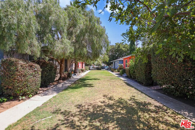 Building Photo - 1944 Cloverfield Blvd