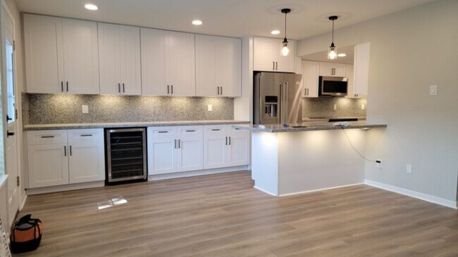 Building Photo - Newly Renovated 4 bed, 2.5 bath Townhome i...