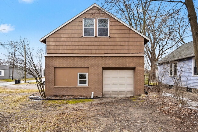 Building Photo - 2 Bedroom Rental Loft With Garage - $1150/Month