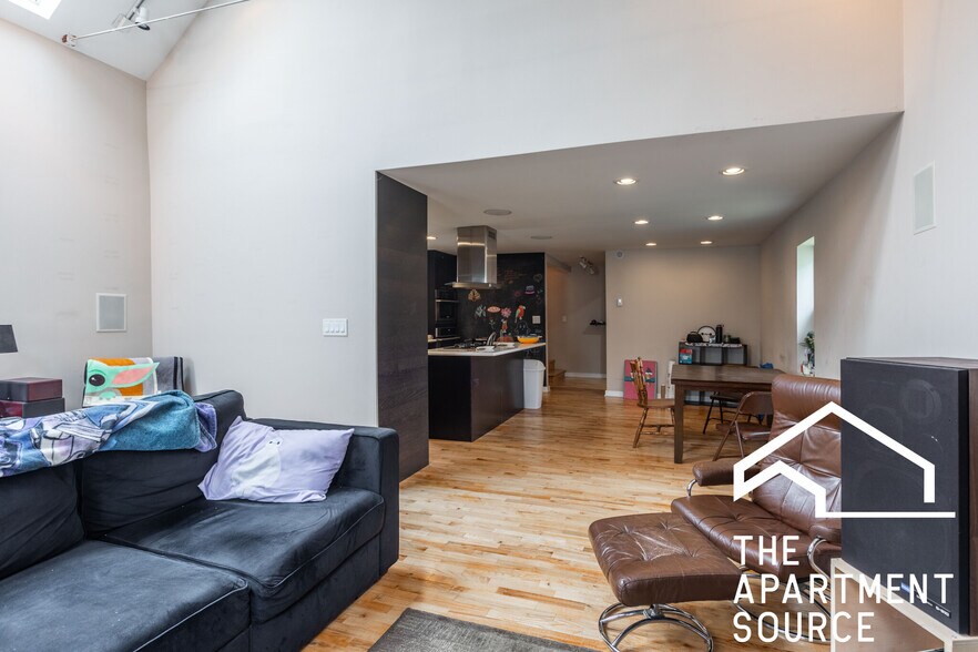 Building Photo - 1939 N Winchester Ave