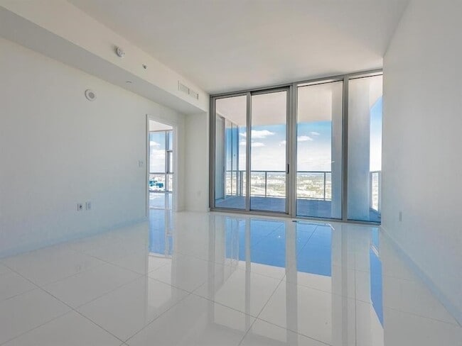 Building Photo - 851 NE 1st Ave