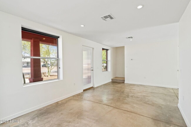 Building Photo - 1337 E Polk St