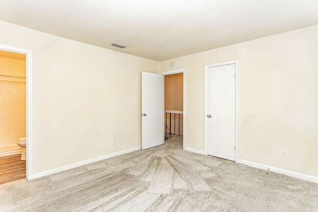 Building Photo - Don't miss the chance to call this Virginia Beach townhouse your home!