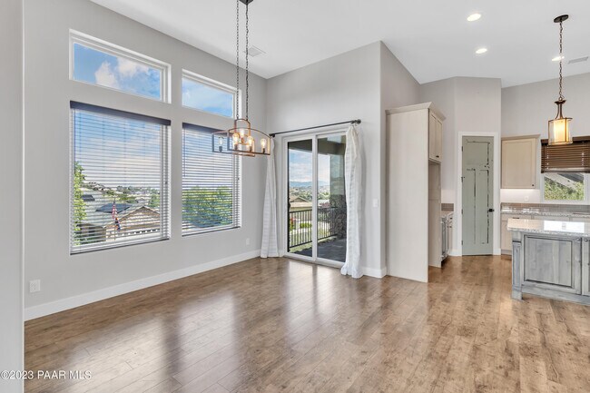 Building Photo - 1584 Majestic Way