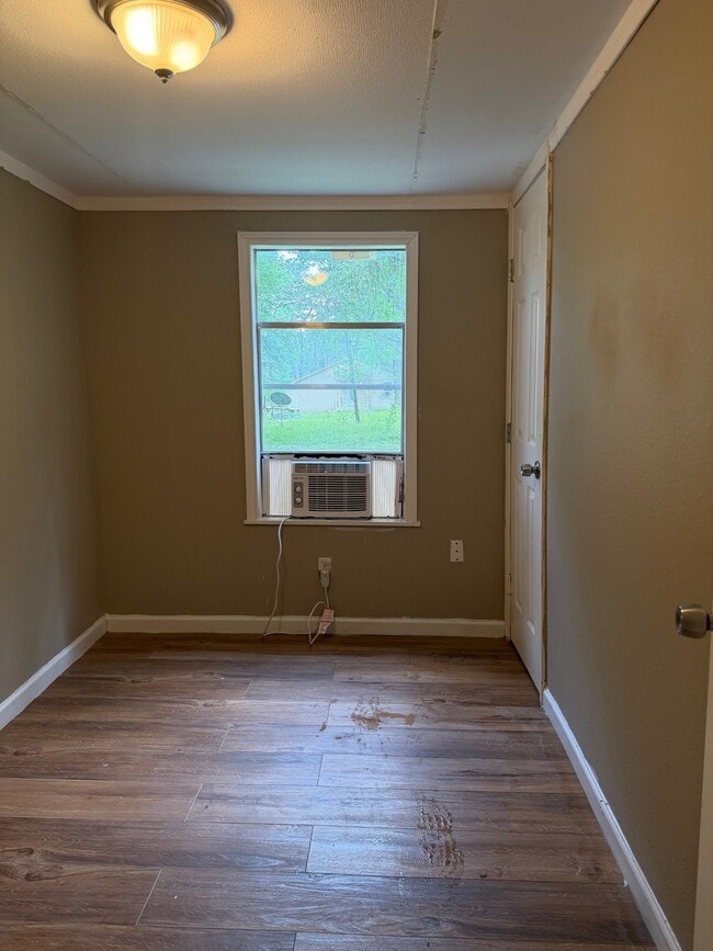 Building Photo - 10 Lakeview Dr