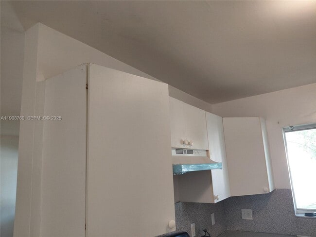 Building Photo - 13950 NE 2nd Ave