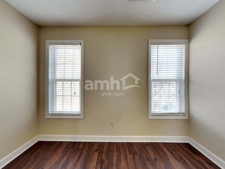 Building Photo - 425 Craver Pointe Dr