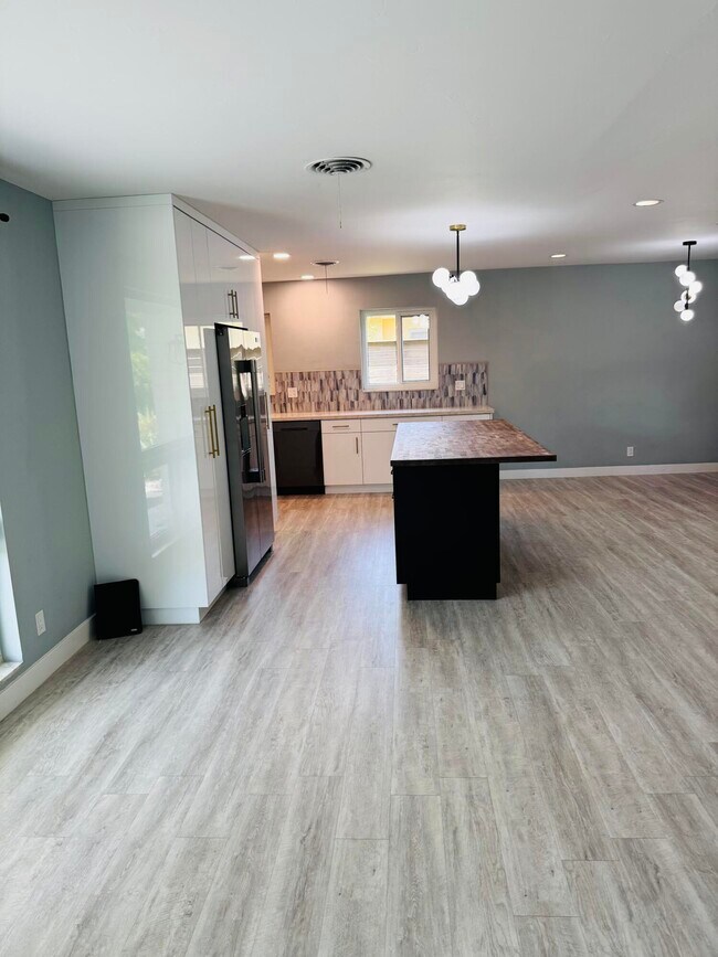 Building Photo - 2171 NE 62nd Ct