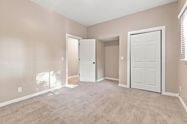 Building Photo - 350 Skyline Dr
