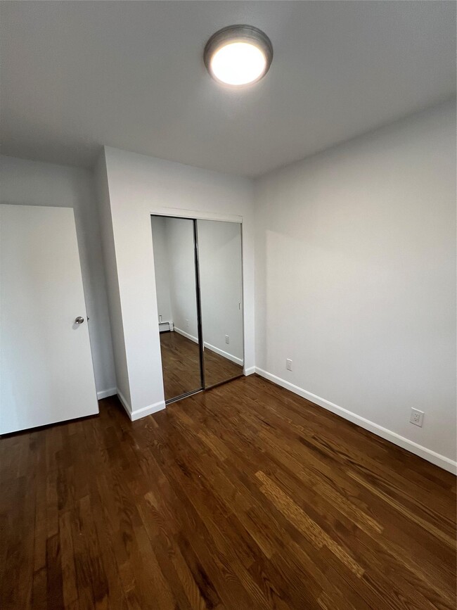 Building Photo - 30-12-30-35 35th Ave