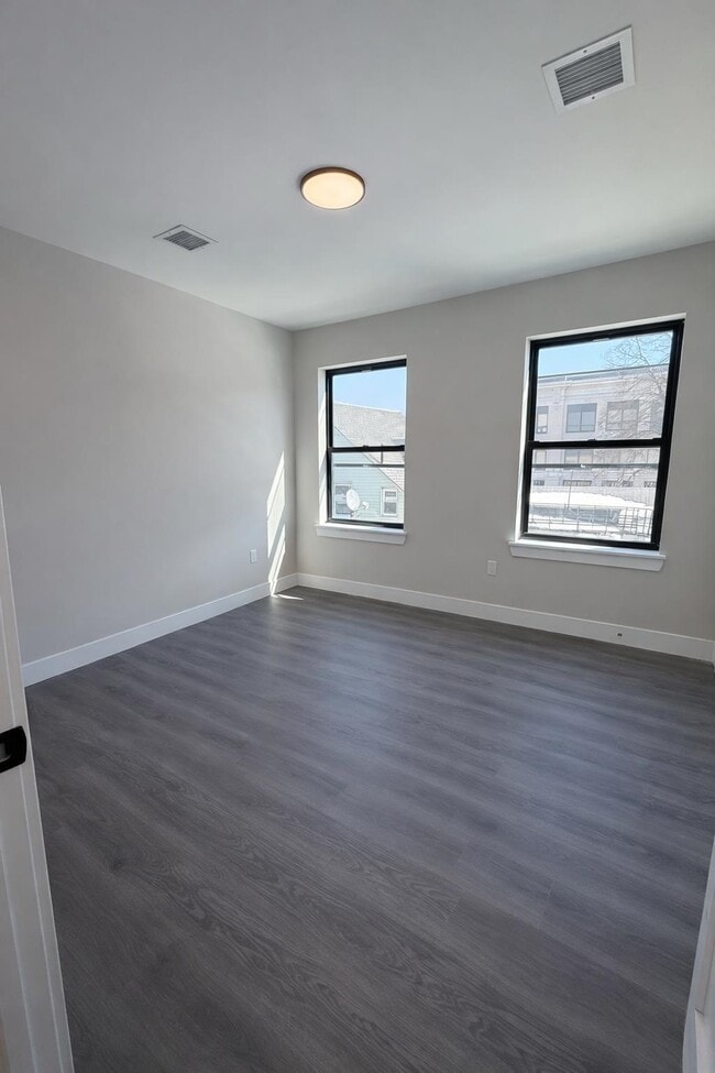 Building Photo - 207 39th St