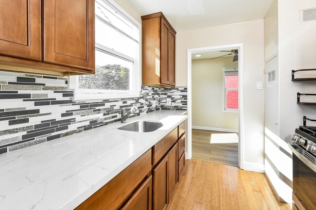 Building Photo - Sweet & Charming 2 Bedroom Richmond Apartment