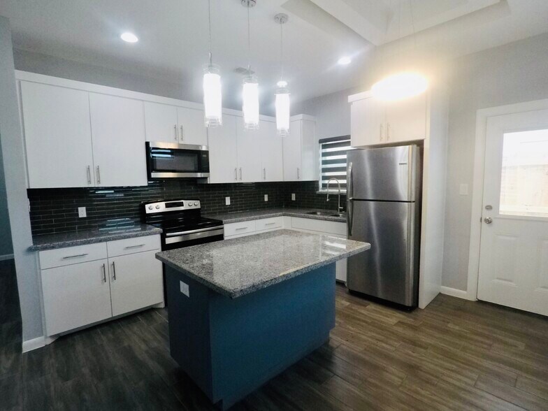 Building Photo - 1416 S Iris St