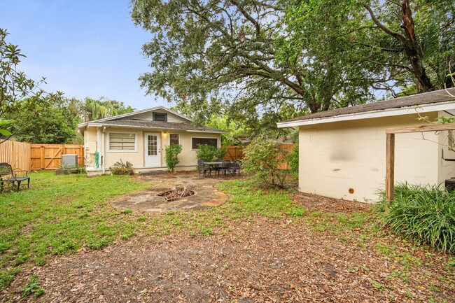 Building Photo - Spacious 2-Bedroom Home with Front Porch, ...