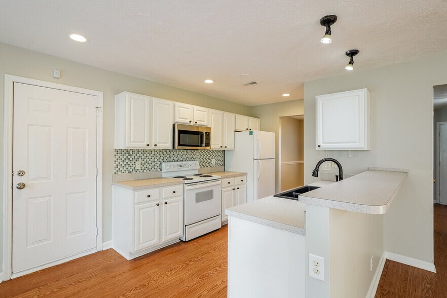 Building Photo - 2136 Blake Dr