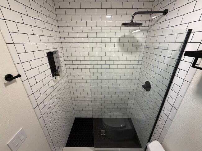 Building Photo - Spacious 2-Bedroom Townhouse with Private Patio
