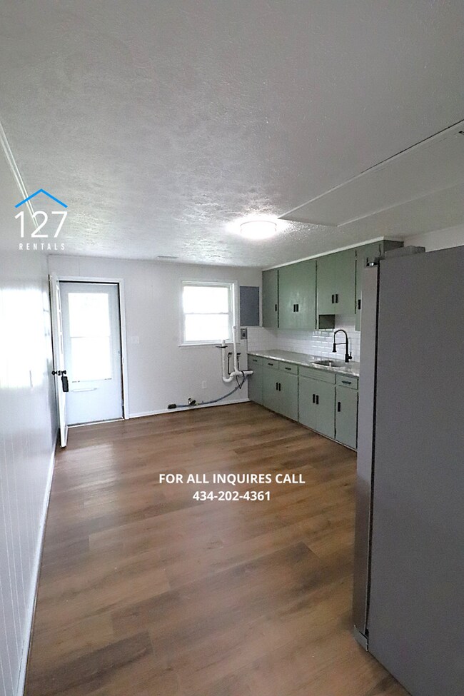 Building Photo - Fully Renovated 2-Bedroom Apartment in Convenient Location!