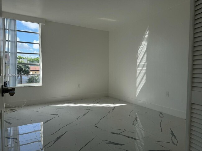 Building Photo - 8820 Fontainebleau Blvd