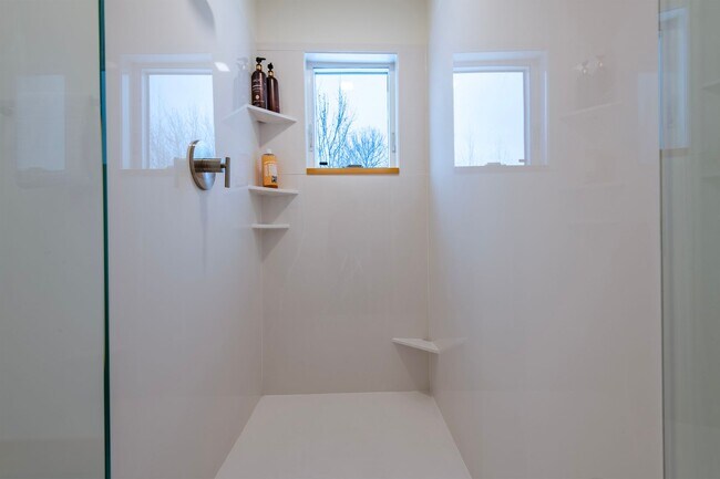 Building Photo - Seasonal Rental 10/1/25 - 5/30/26 Modern F...