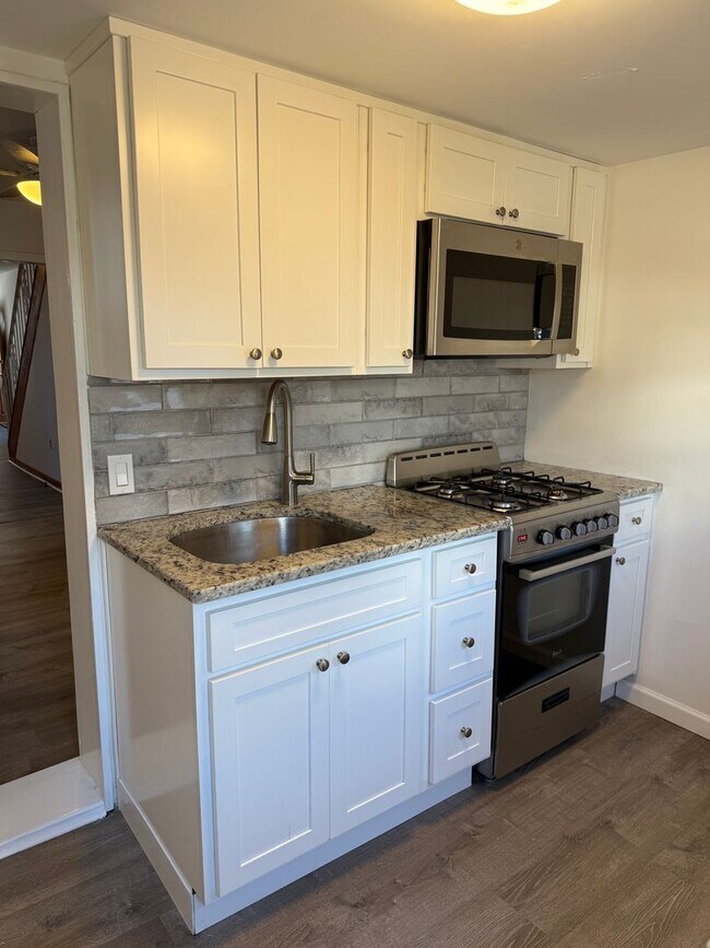 Building Photo - Charming 3-Bedroom Home in Port Richmond Available Now!