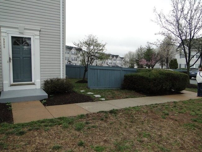 Building Photo - 2 bedroom Town Home 1.5 bath
