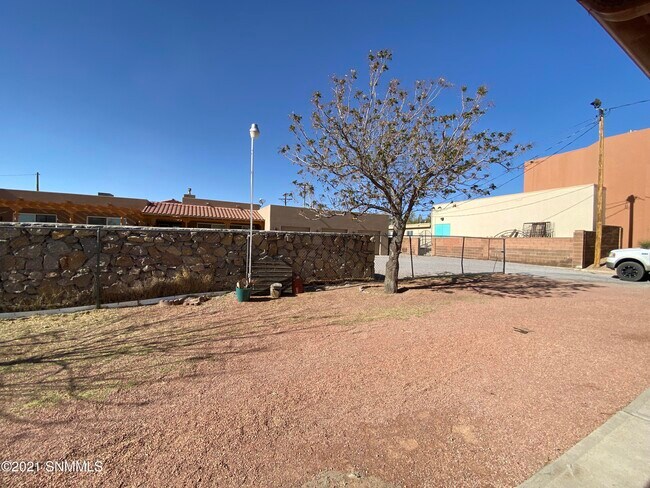 Building Photo - 811 E May Ave