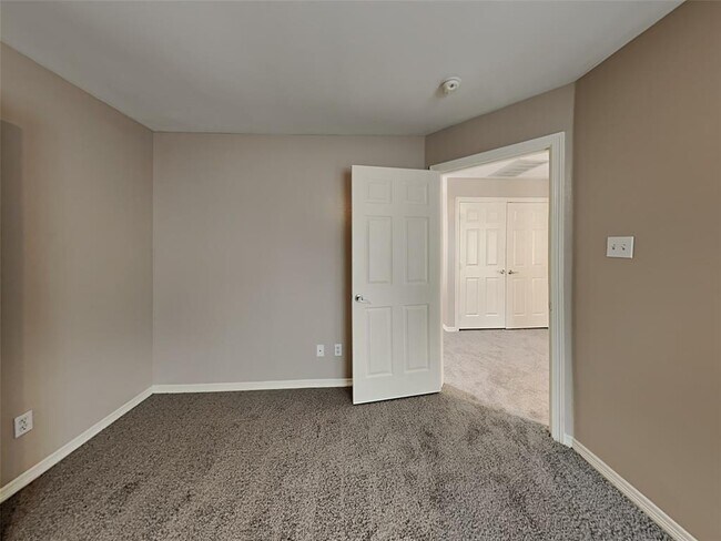 Building Photo - 2865 Westhollow Dr